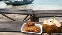 Jika lapar dan tidak bawa bekal, jangan khawatir. Ada pedagang yang menjual kelapa muda dan aneka jajanan seperti gorengan (Kurnia/detikcom)  