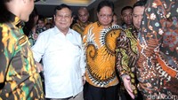 Prabowo meninggalkan DPP Golkar usai bertemu Airlangga.