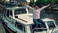 Ekspresi riang gembiranya saat naik kapal di Belanda. (Foto: sanele_xaba/Instagram)