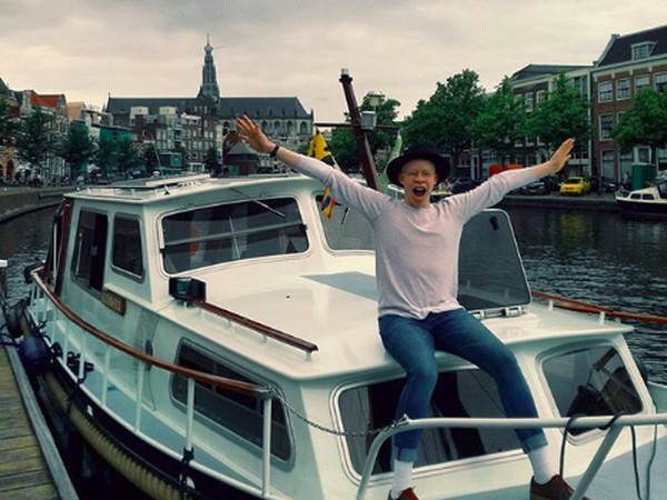 Ekspresi riang gembiranya saat naik kapal di Belanda. (Foto: sanele_xaba/Instagram)
