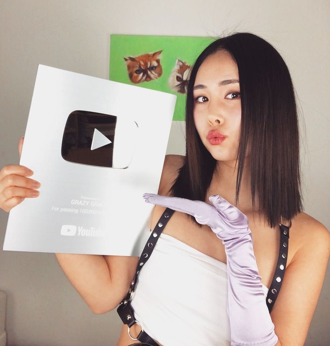 Dianggap sesuatu yang keren, kehidupan trainee KPop pun tak selalu indah menurut Grace. Ia mengaku harus menghemat pengeluaran dengan makan makanan dari minimarket, termasuk mie instan. Foto: Instagram @gebabyk