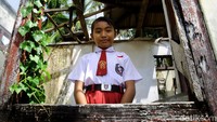 Bagunnan rusak tersebut merupakan ruangan ibadah yang kondisinya sangat memprihatinkan.