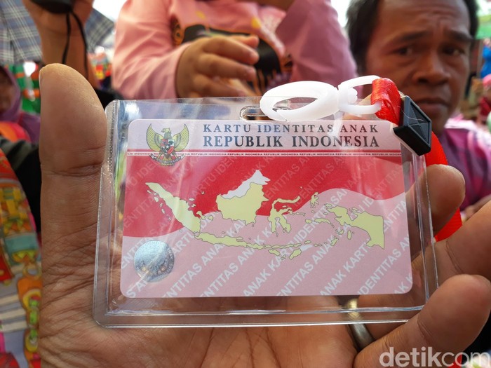 Penyerahan 10 ribu Kartu Identitas Anak (KIA) di Bantul, Selasa (15/10/2019).