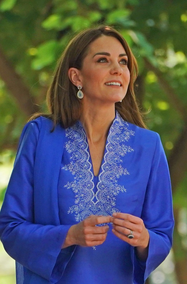 Namun, kurta yang Kate Middleton pakai ini spesial karena dirancang oleh desainer lokal kenamaan bernama Maheen Khan. Dikabarkan Daily Mail, perancang Pakistan yang sudah mendunia itu juga menjabat sebagai chief executive Pakistan Fashion Week. (Foto: Getty Images)
