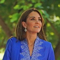 Namun, kurta yang Kate Middleton pakai ini spesial karena dirancang oleh desainer lokal kenamaan bernama Maheen Khan. Dikabarkan Daily Mail, perancang Pakistan yang sudah mendunia itu juga menjabat sebagai chief executive Pakistan Fashion Week. (Foto: Getty Images)