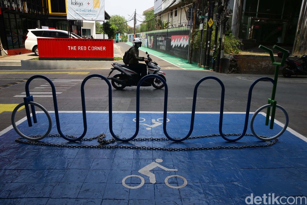 Pemerintah provinsi DKI Jakarta tengah menyiapkan tempat parkir sepeda di setiap stasiun Moda Raya Terpadu (MRT). Salah satunya di Stasiun MRT Cipete Raya.