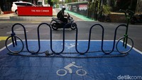 Masyarakat yang membawa sepeda juga tidak perlu khawatir bakal dikenakan biaya. Pasalnya pengguna fasilitas tersebut tidak dikenakan biaya alias gratis.