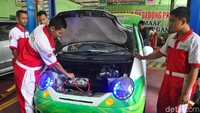 Keterangan Dimas Raffi Syechan, seorang siswa yang ikut merancang mobil, pihaknya membutuhkan waktu hampir satu bulan untuk membuat mobil listrik. Foto: Akrom Hazami