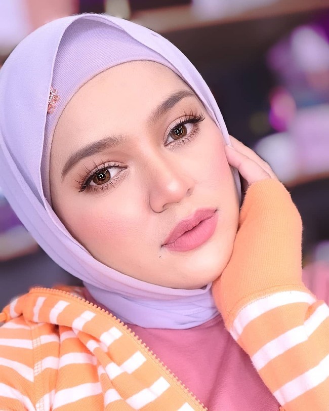 Kehidupan mewah yang dijalani oleh sosialita asal Malaysia ini tak menjadikan dirinya lupa akan jerih payah orangtuanya. Hijabers bernama Nabilah Zulyadaini ini pun tak malu mengakui ayahnya yang seorang nelayan. Foto: Instagram @muabellaz