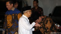 Ahmad Basarah mencium tangan Maruf usai mengantar undangan pelantikan.