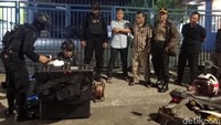 Setelah diperiksa, Wakapolresta Sidoarjo AKBP Anggi Siregar mengungkapkan 2 tas ransel di atas motor tersebut dipastikan bukan berisi bom atau bahan peledak. Tas tersebut berisi sejumlah pakaian dan dokumen seperti ijazah dan buku-buku tulis milik seseorang yang ditinggalkan.