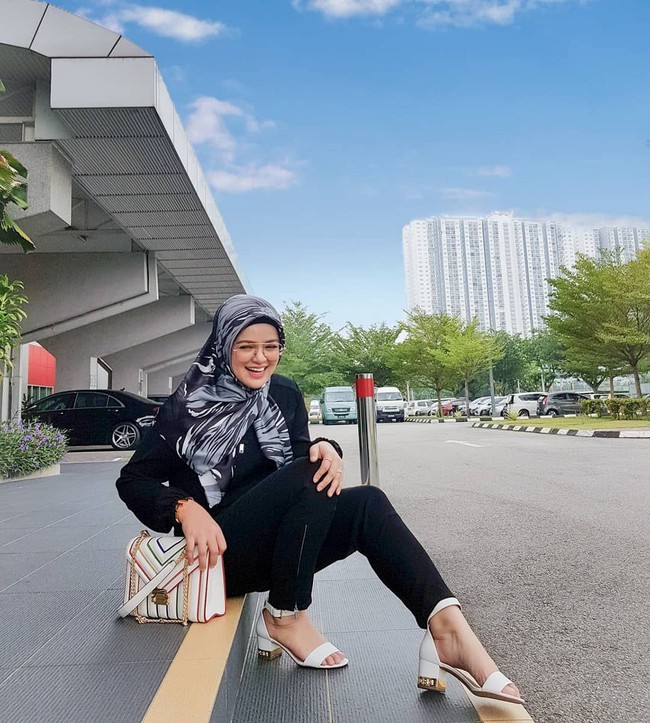 Wanita yang akrab disapa Bellaz ini berbagi postingan saat sang ayah memberikan kejutan di hari ulang tahunnya. Pada unggahan Instagramnya itu, Bellaz menceritakan kebahagiaan dan merasa terharu saat ayahnya datang meskipun kini tinggal berjauhan. Foto: Instagram @muabellaz