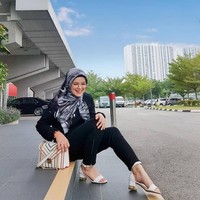 Wanita yang akrab disapa Bellaz ini berbagi postingan saat sang ayah memberikan kejutan di hari ulang tahunnya. Pada unggahan Instagramnya itu, Bellaz menceritakan kebahagiaan dan merasa terharu saat ayahnya datang meskipun kini tinggal berjauhan. Foto: Instagram @muabellaz