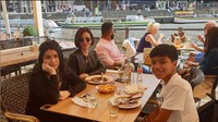 Saat liburan ia juga kerap membagikan momennya kala makan bersama degan anak-anaknya. Dalam foto ini, ia mengatakan dalam caption bahwa steak yang ia pesan adalah steak terenak yang pernah ia coba. Foto: Instagram @wanda_hamidah