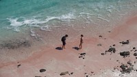 Alasan Long Beach sering dikunjungi yakni warna pink masih kentara. Jadi, wisatawan dapat dengan mudah memfoto pantai berlatar warna pink dari pasirnya (Foto: Ahmad Masaul Khoiri)