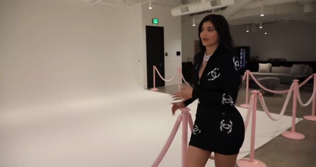 Kylie pun memiliki studio foto sendiri. Inilah studio foto untuk foto produknya. Foto: Youtube Kylie Jenner