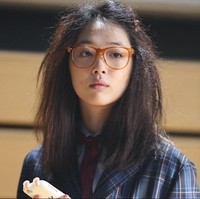 Fashion King merupakan film yang dibintangi Sulli pada November 2014 sebagai pemeran utama wanita. Sulli berperan sebagai Kwak Eun Jin, gadis yang mengubah penampilan demi menarik perhatian pria yang disukainya. Ia digambarkan berpenampilan culun dengan kacamata besar dan rambut acak-acakan. Foto: Istimewa