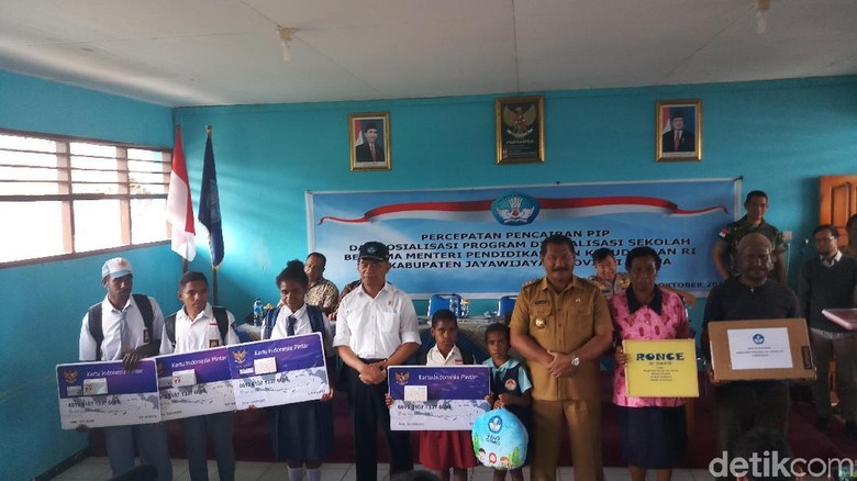 Mendikbud Bagikan KIP ke 1.030 Siswa di Wamena Mendikbud Bagikan KIP ke 1.030 Siswa di Wamena