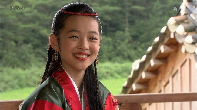 Sulli mengawali kariernya sebagai artis sejak usia 11 tahun. Debut akting perdananya adalah berperan sebagai Putri Soenhwa of Silla kecil di serial kolosal Ballad of Seodong. Foto: Istimewa