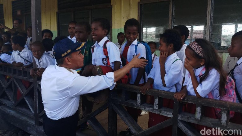 Mendikbud Cek Kondisi Ruang Belajar untuk Siswa Pengungsi di Nduga Mendikbud Cek Kondisi Ruang Belajar untuk Siswa Pengungsi di Nduga