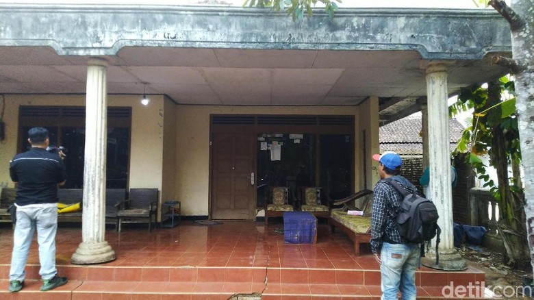 Kata Tetangga soal Suami Istri yang Diamankan Densus 88 di Semarang Kata Tetangga soal Suami Istri yang Diamankan Densus 88 di Semarang