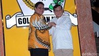 Prabowo dan Airlangga melakukan salam komando usia melakukan pertemuan di DPP Golkar, Jl Anggrek Neli Murni, Jakarta Barat, Selasa (15/10/2019).