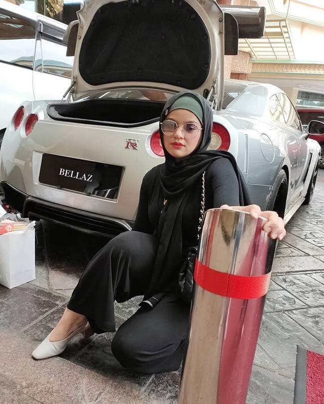 Abah saya seorang nelayan saja. Kerja siang malam cari rezeki, mau bahagiakan anak-anak dia. Dia nggak makan nggak apa asal anak dia bisa makan. Dia nggak pernah lupa doakan anaknya, walaupun berjauhan dia senantiasa doakan Bellaz selalu dilindungi dan dimurahkan rezeki, cerita Bellaz. Foto: Instagram @muabellaz