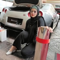 Abah saya seorang nelayan saja. Kerja siang malam cari rezeki, mau bahagiakan anak-anak dia. Dia nggak makan nggak apa asal anak dia bisa makan. Dia nggak pernah lupa doakan anaknya, walaupun berjauhan dia senantiasa doakan Bellaz selalu dilindungi dan dimurahkan rezeki, cerita Bellaz. Foto: Instagram @muabellaz