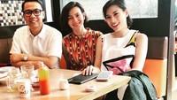 Bertemu dengan kedua temannya di salah satu kafe, Wanda langsung ajak untuk makan bersama. Foto: Instagram @wanda_hamidah