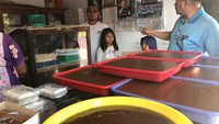 Supendi mengajak warga untuk lebih cinta pada produk lokal, salah satunya dodol asli Indramayu. Di sini Sependi terlihat memantau langsung pabrik rumahan dodol Indramayu. Foto: instagram @kang_supendi