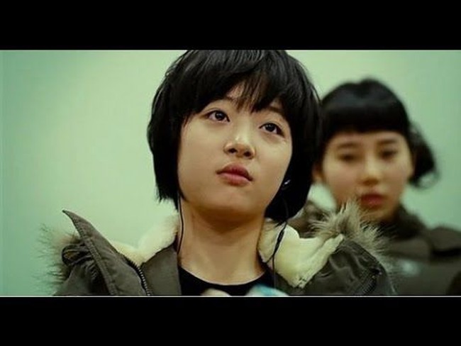 Debut Sulli di layar lebar dimulai lewat film Punch Lady yang rilis pada 2007. Ia mendapat peran kecil sebagai anak perempuan dari tokoh utama yang dimainkan Ha Eun. Untuk film ini, Sulli juga memangkas rambutnya jadi pendek dan ditata acak. Foto: Istimewa