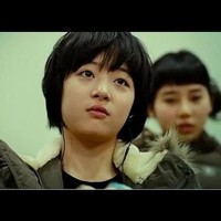 Debut Sulli di layar lebar dimulai lewat film Punch Lady yang rilis pada 2007. Ia mendapat peran kecil sebagai anak perempuan dari tokoh utama yang dimainkan Ha Eun. Untuk film ini, Sulli juga memangkas rambutnya jadi pendek dan ditata acak. Foto: Istimewa
