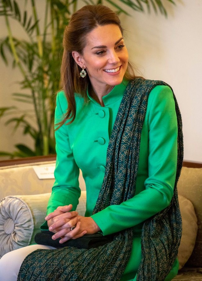 Kate Middleton sedang berada di Pakistan bersama Pangeran William dalam rangka kunjungan resmi Kerajaan Inggris selama lima hari. Selama melakukan kegiatan sepanjang Selasa (15/10/2019), Kate memilih dua pakaian tradisional perempuan Pakistan. Salah satunya busana hijau yang dipakai Kate saat bertemu Presiden dan Perdana Menteri Pakistan.  (Foto: Getty Images)