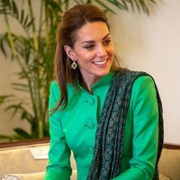 Kate Middleton sedang berada di Pakistan bersama Pangeran William dalam rangka kunjungan resmi Kerajaan Inggris selama lima hari. Selama melakukan kegiatan sepanjang Selasa (15/10/2019), Kate memilih dua pakaian tradisional perempuan Pakistan. Salah satunya busana hijau yang dipakai Kate saat bertemu Presiden dan Perdana Menteri Pakistan.  (Foto: Getty Images)