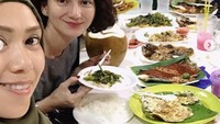 Melalui laman instagram pribadinya, Wanda Hamidah sering membagikan momen kulinerannya bersama teman dan keluarganya. Seperti pada foto yang satu ini, ia makan bersama sahabat di Singapura. Foto: Instagram @wanda_hamidah