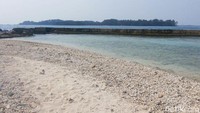 Di sekeliling Pulau Bulat, ada semacam tanggul batu yang bisa memecah ombak besar. Jadi wisatawan bisa santai berenang di area pantainya (Kurnia/detikcom)  