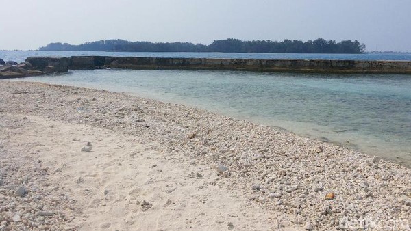 Di sekeliling Pulau Bulat, ada semacam tanggul batu yang bisa memecah ombak besar. Jadi wisatawan bisa santai berenang di area pantainya (Kurnia/detikcom) Di sekeliling Pulau Bulat, ada semacam tanggul batu yang bisa memecah ombak besar. Jadi wisatawan bisa santai berenang di area pantainya (Kurnia/detikcom)