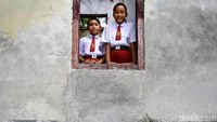 Beberapa jendela terlihat tanpa kaca dan tembok yang dibiarkan begitu saja.