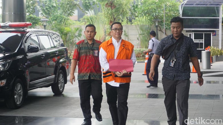 Diborgol Sembari Bawa Map Merah, Eks Menpora Imam Diperiksa KPK Diborgol Sembari Bawa Map Merah, Eks Menpora Imam Diperiksa KPK