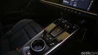 Selain itu, ada panel layar berukuran 10,9 inci yang dapat dioperasikan dengan cepat. Di bawahnya, ada panel kontrol berlaras lima tombol.