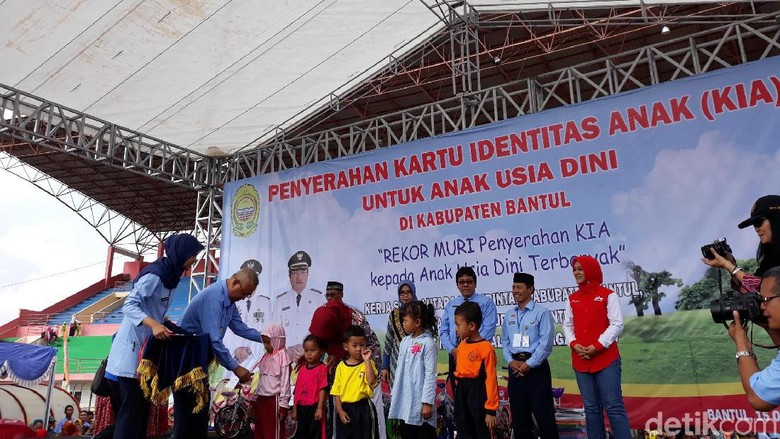 10 Ribu Anak di Bantul Terima Kartu Identitas 10 Ribu Anak di Bantul Terima Kartu Identitas