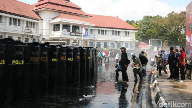 Water Canon Bubarkan Aksi Unjuk Rasa di Depan Balai Kota Malang