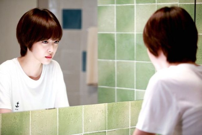 Sulli mendapat peran utama pertamanya lewat serial drama To The Beautiful You. Dalam serial yang juga dibintangi Minho Shinee tersebut, ia berperan sebagai fans yang menyamar sebagai pria demi bisa dekat dengan idolanya. Penampilan Sulli pun diubah jadi tomboy dan sporty dengan potongan rambut pendek. Foto: Istimewa