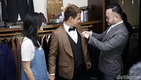 Delon sengaja mengajak Aida karena yang paling penting baginya adalah jika calon istrinya itu suka atau tidak. Pool/Palevi S/detikFoto.