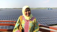 Kemudian ada Tri Mumpuni yang masuk dalam 22 Most Influential Muslim Scientists. Daftar The 500 Most Influential Muslims. Tri Mumpuni ikut mengembangkan kemandirian masyarakat di kawasan-kawasan terpencil melalui pembangkit listrik tenaga mikro hidro (PLTMH). Sampai saat ini, IBEKA telah membangun setidaknya 65 PLTMH di desa-desa terpencil di berbagai pelosok Nusantara. Berkat jasa Tri Mumpuni, desa terpencil yang awalnya gelap mulai diterangi oleh bantuan listrik. Dok. Instagram/Tri Mumpuni  
