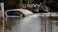 Jumlah ini didasarkan pada pelaporan lokal. Petugas terus bekerja mencari dan mengevakuasi korban dari mobil dan rumah yang dilanda banjir, sungai meluap, dan tanah longsor. REUTERS/Kim Kyung-Hoon.
