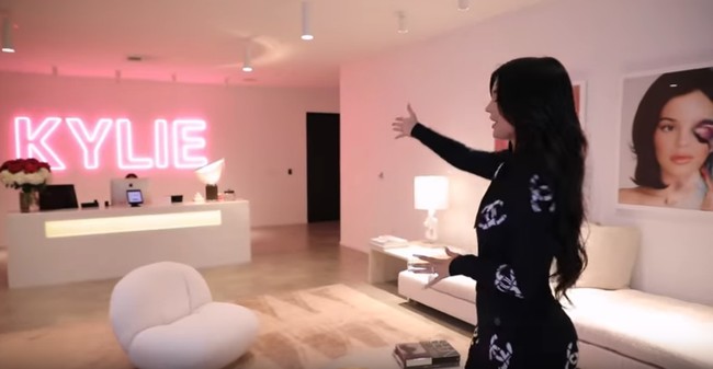 Kylie Jenner memamerkan kantor Kylie Cosmetics di Youtube-nya. Kantor tersebut sangat girly dengan tembok serta barang-barang serba pink.  Foto: Youtube Kylie Jenner