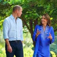 Sebelumnya, saat mengunjungi sebuah sekolah dasar, ibu tiga anak itu mengandalkan kurta berwarna biru. Kurta merupakan salah satu busana tradisional perempuan Pakistan. (Foto: Getty Images)