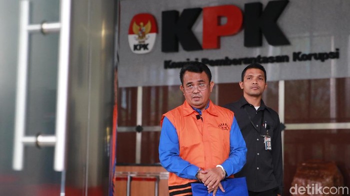 Bupati nonaktif Kabupaten Bengkayang, Kalimantan Barat, Suryadman Gidot berada di gedung KPK, Jakarta, Selasa(15/10/2019) untuk menjalani pemeriksaan. Suryadman Gadot diperiksa KPK terkait kasusnya yakni dugaan suap terkait proyek pekerjaan di Pemerintah Kabupaten Bengkayang, Kalimantan Barat tahun 2019. Suryadman dan 7 tersangka lain ditangkap KPK dalam operasi tangkap tangan beberapa waktu lalu dengan barang bukti telepon genggam, buku tabungan dan uang sebesar Rp336 juta.  Ia ditangkap karena disangka menerima suap dari pengusaha dalam proyek infrastruktur