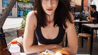 Juria punya ratusan ribu followers di Instagram. Ia kerap memamerkan momen makannya, tak terkecuali ketika hendak menyantap burger. Foto: Instagram milkshakesspeare